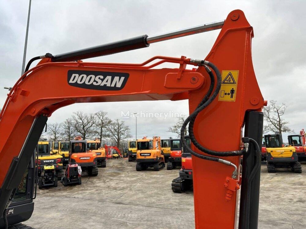 Doosan DX55-9C tracked excavator - Image 12