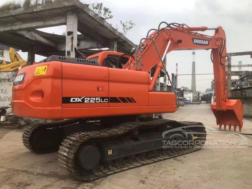DOOSAN DX 225 Tracked Excavator - Image 4