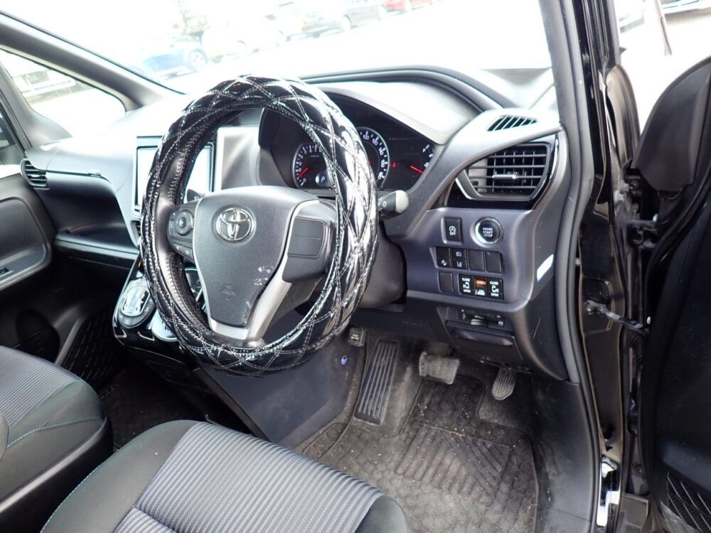 TOYOTA VOXY ZRR80W - Image 3