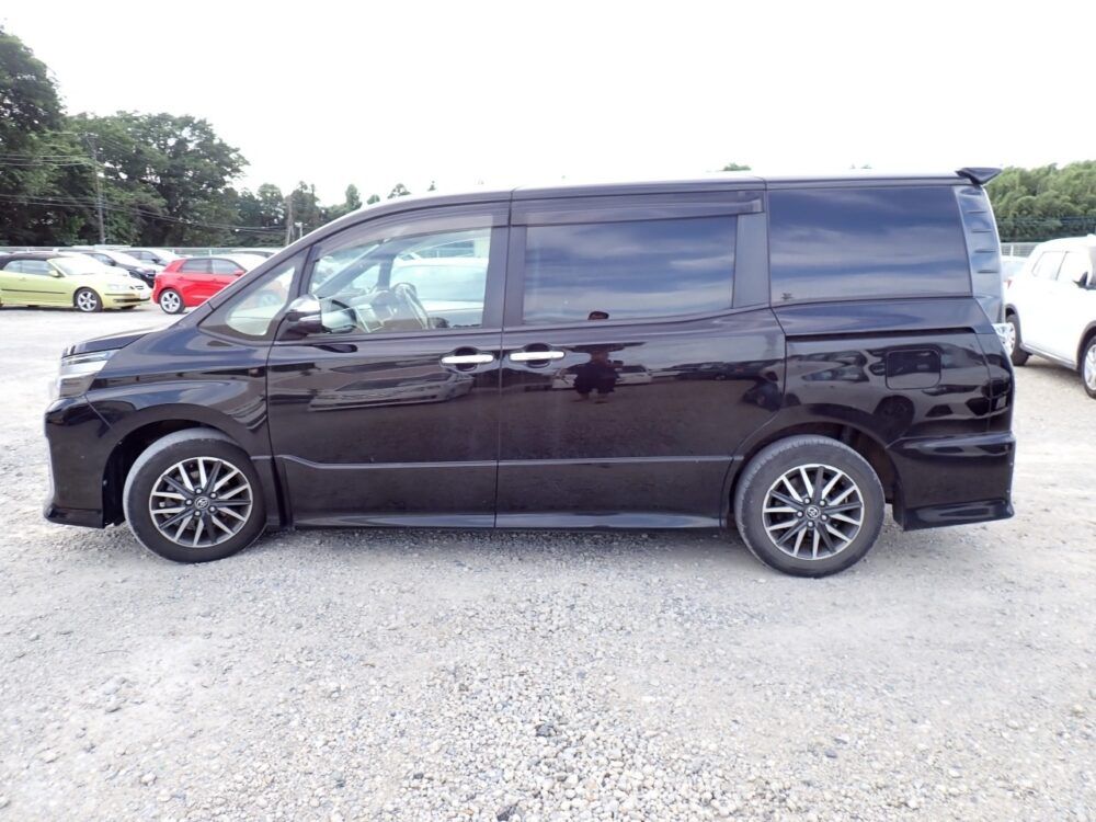 TOYOTA VOXY ZRR80W - Image 6