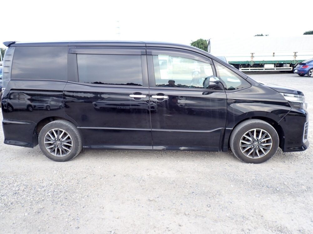 TOYOTA VOXY ZRR80W - Image 8