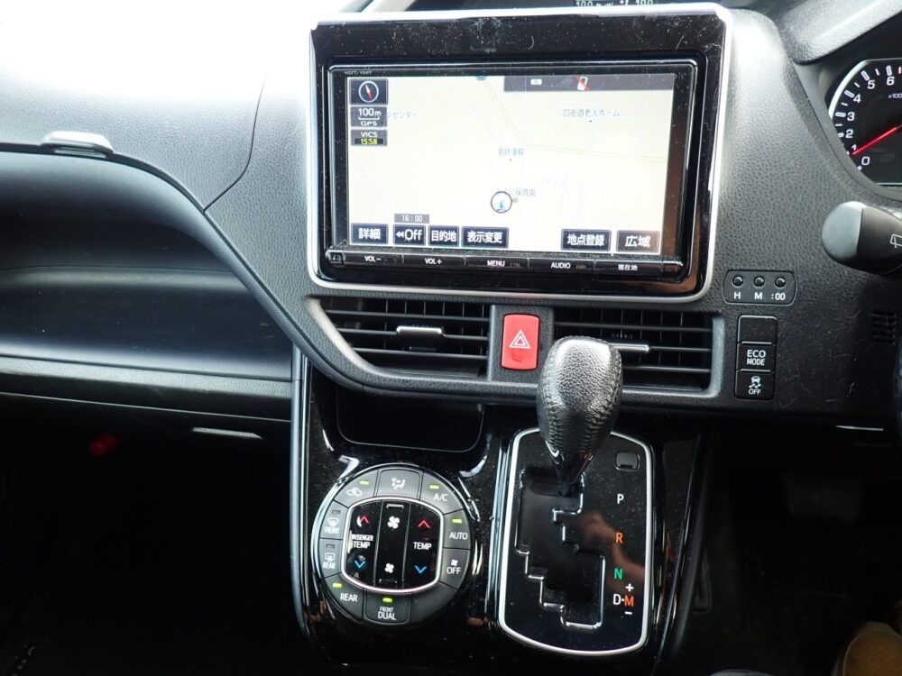 TOYOTA VOXY ZRR80W - Image 9