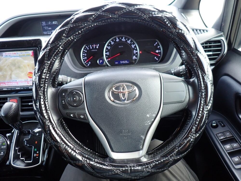 TOYOTA VOXY ZRR80W - Image 10